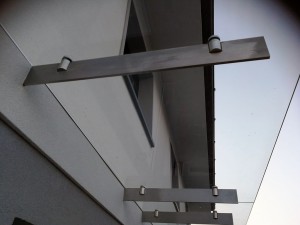 pensilina pensiline vetro staffe acciaio copertura vetro sporgenti udine pordenone treviso padova venezia vetra alessandra rosso coperture in vetro (11)